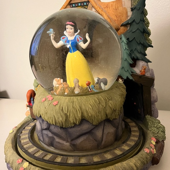 Snow White and the seven dwarfs snow globe - Picture 6 of 8